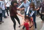 Đuổi việc cô giáo cho học sinh tát bạn